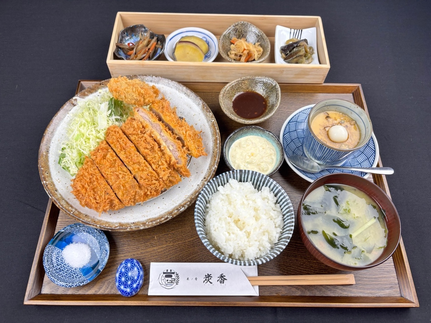お肉と海鮮が出会った！贅沢なロースカツと牡蠣フライ膳